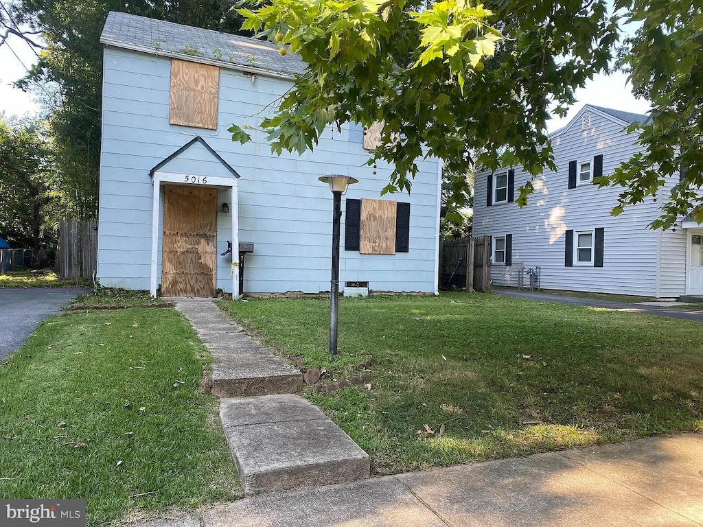 view of front facade featuring a front lawn