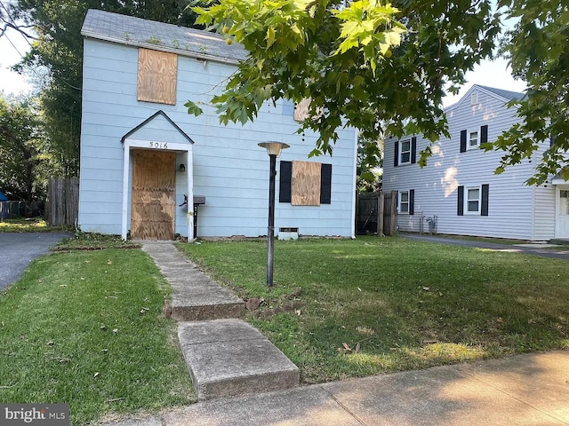 view of front facade featuring a front lawn