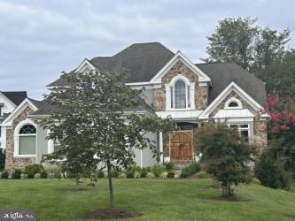 view of front facade with a front yard