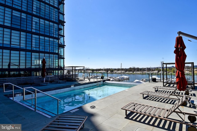 view of pool featuring a water view