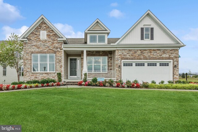 view of front of property featuring a front yard and a porch