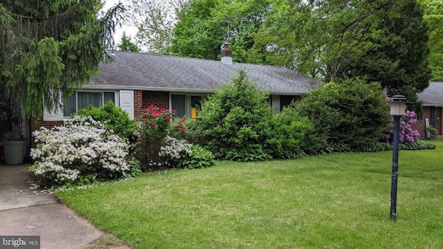 view of front of house featuring a front lawn