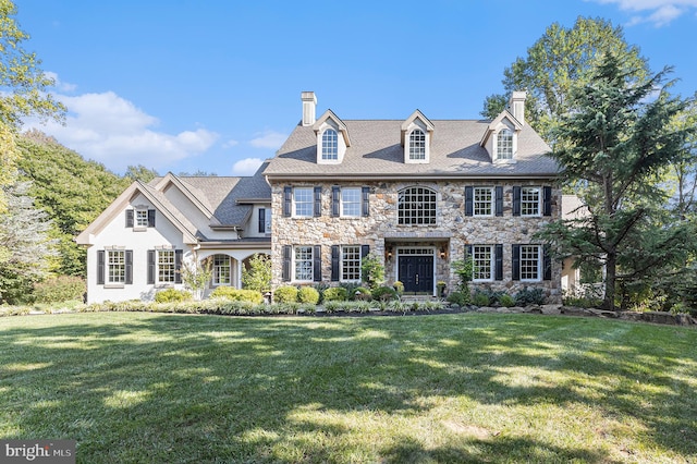 colonial house featuring a front lawn