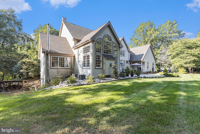 view of front facade featuring a front yard