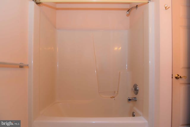 bathroom with washtub / shower combination