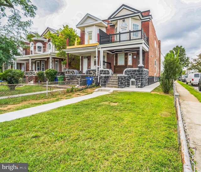 view of front of property featuring a front yard and covered porch