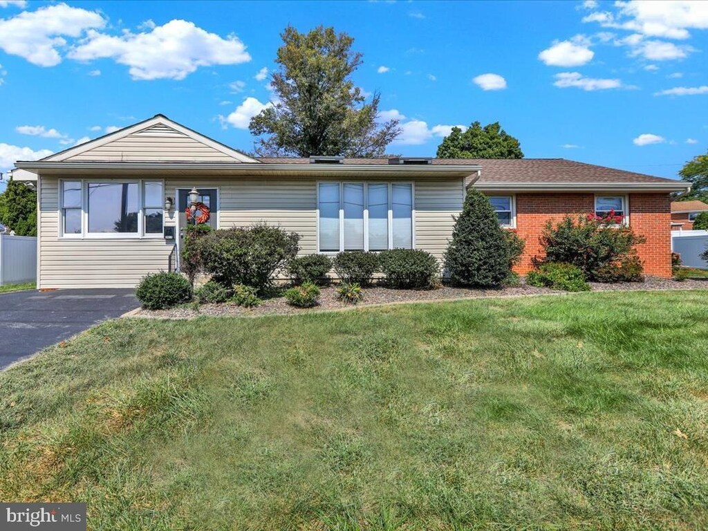 single story home featuring a front yard