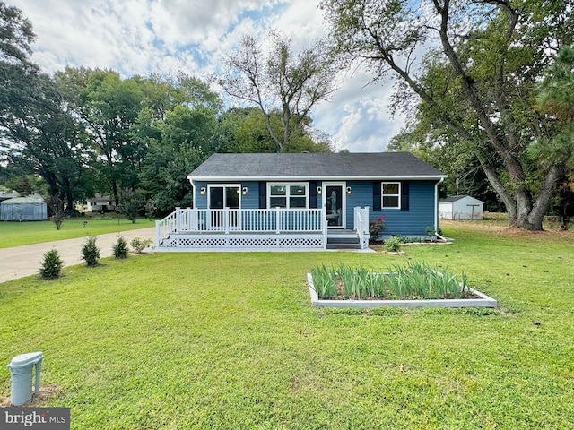 view of front facade featuring covered porch and a front lawn