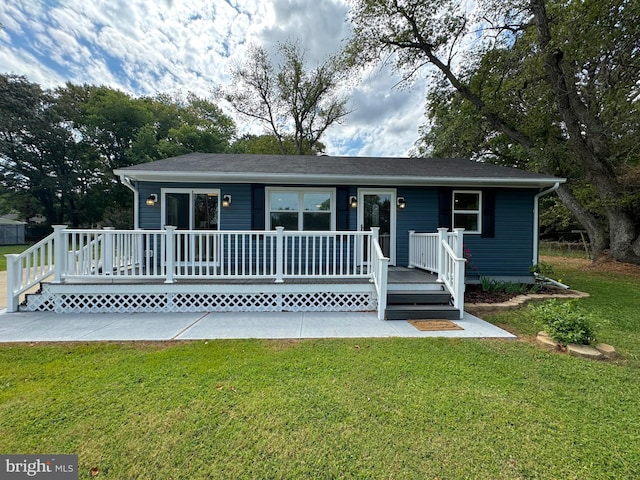 view of front facade featuring a deck and a front yard