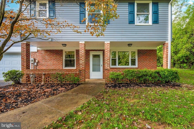 view of front of property featuring a garage