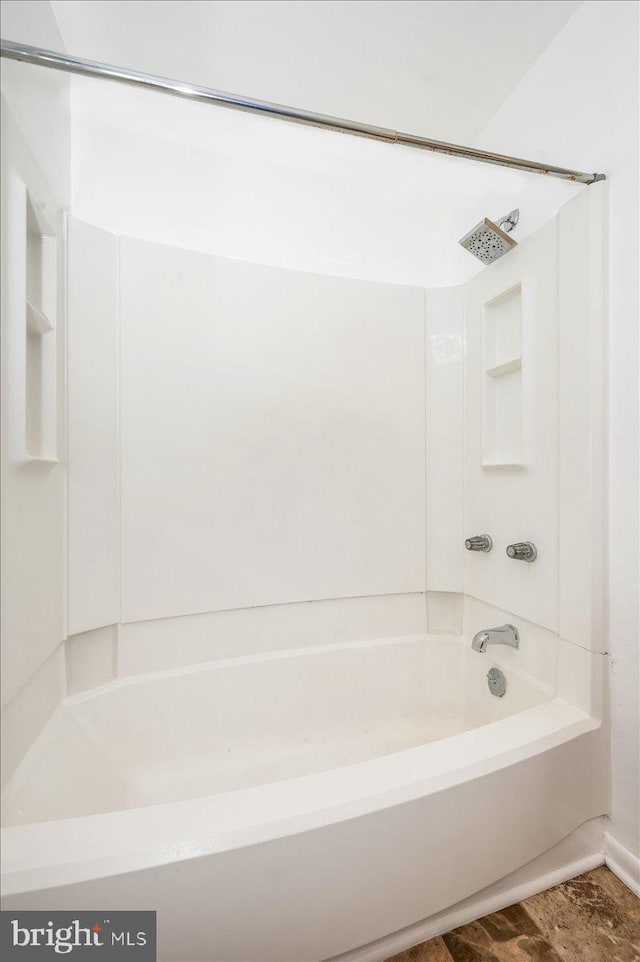 bathroom with bathtub / shower combination