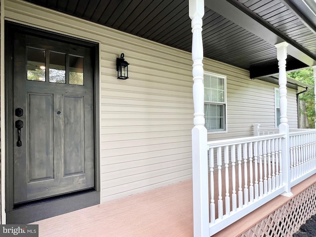 property entrance featuring a porch