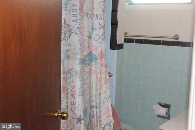 bathroom featuring a shower with curtain