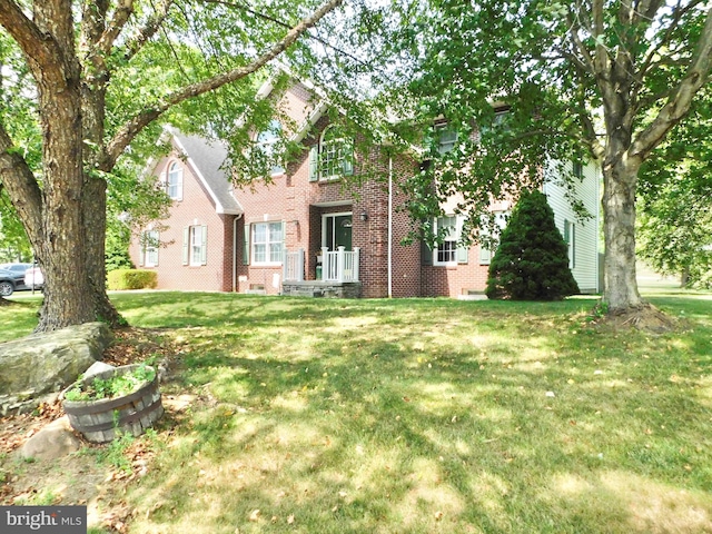 view of front of property featuring a front yard