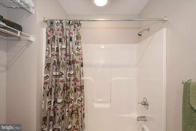 bathroom with shower / tub combo