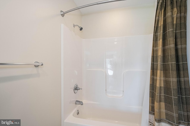 bathroom featuring shower / tub combo