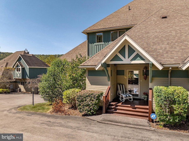 view of front of property featuring a porch