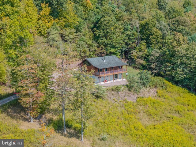birds eye view of property featuring a wooded view