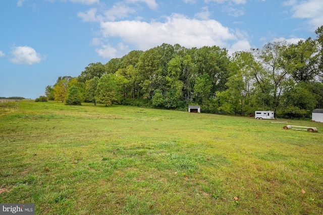 view of yard featuring a storage unit and a rural view