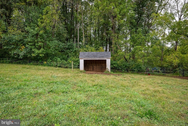 view of yard with a storage shed