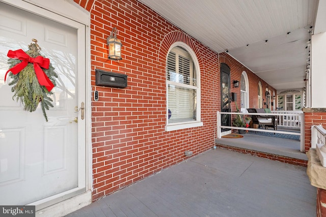 property entrance featuring a porch