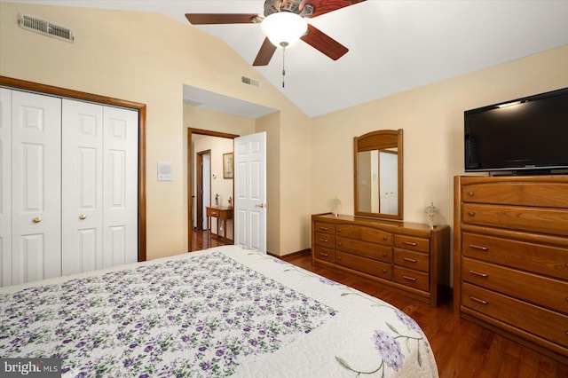 bedroom featuring vaulted ceiling, dark hardwood / wood-style floors, ceiling fan, and a closet