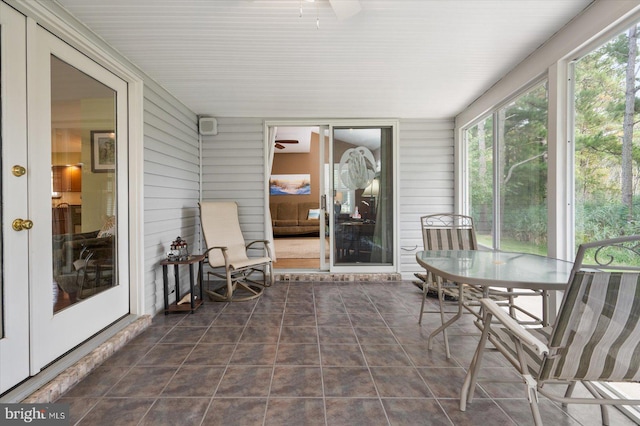 sunroom with ceiling fan