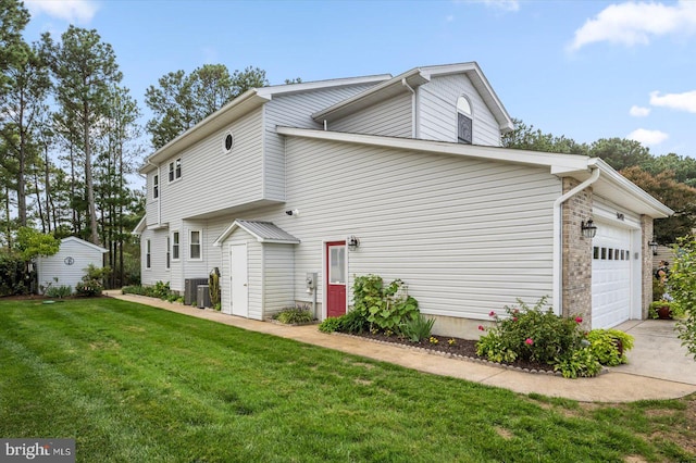 view of front of house featuring cooling unit, a front lawn, and a garage