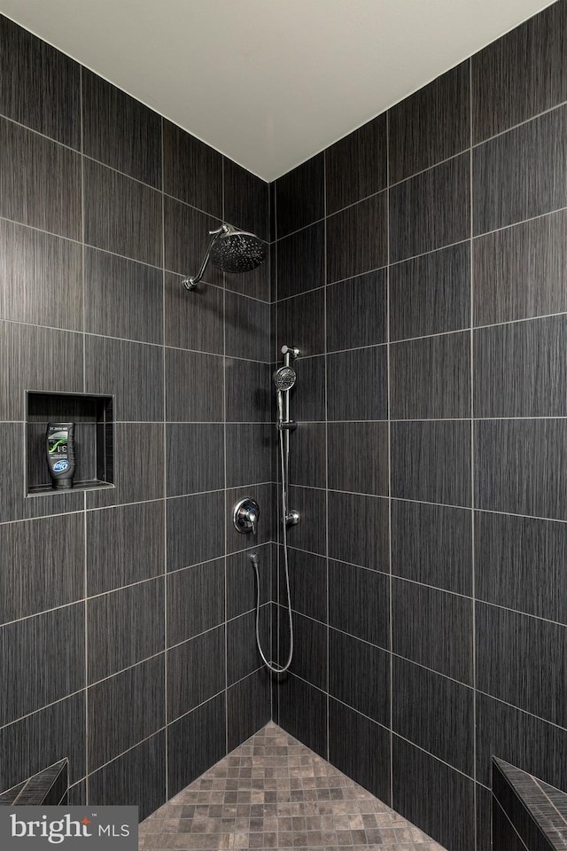 bathroom featuring a tile shower