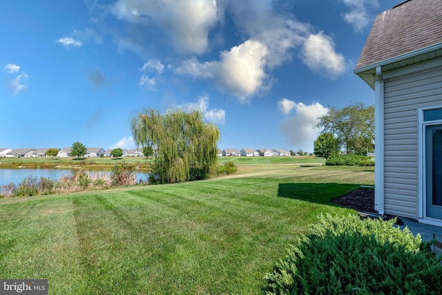 view of yard featuring a water view