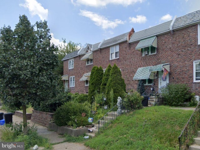 view of front of home with a front yard