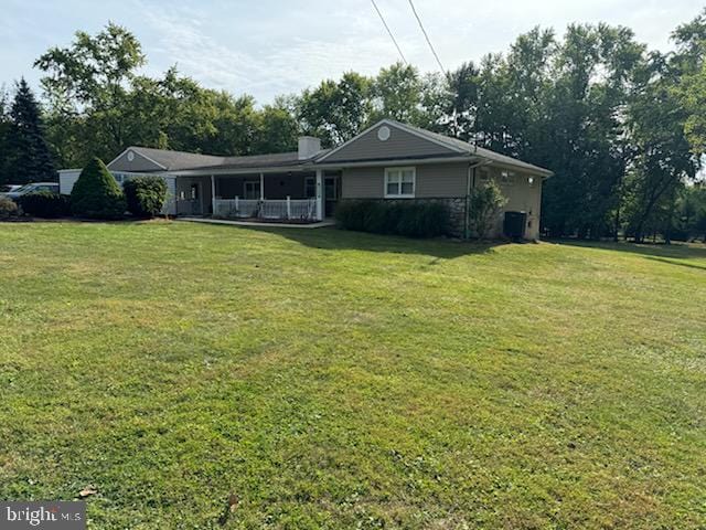 ranch-style house featuring a front lawn