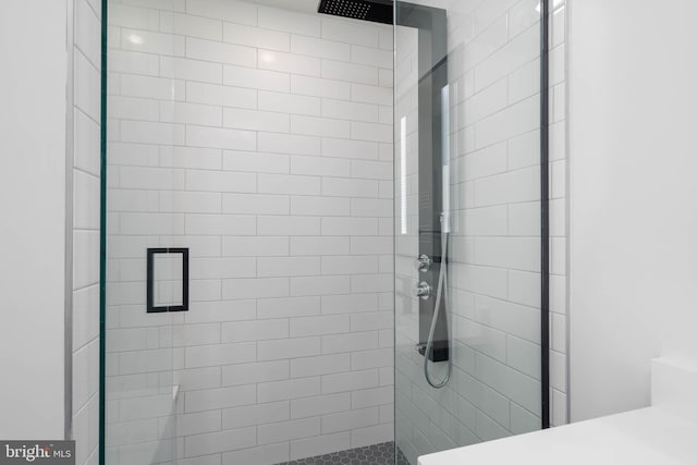 bathroom featuring a tile shower