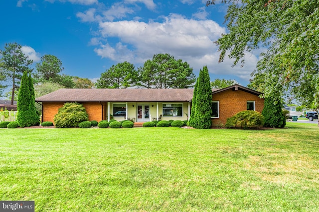 ranch-style house featuring a front yard