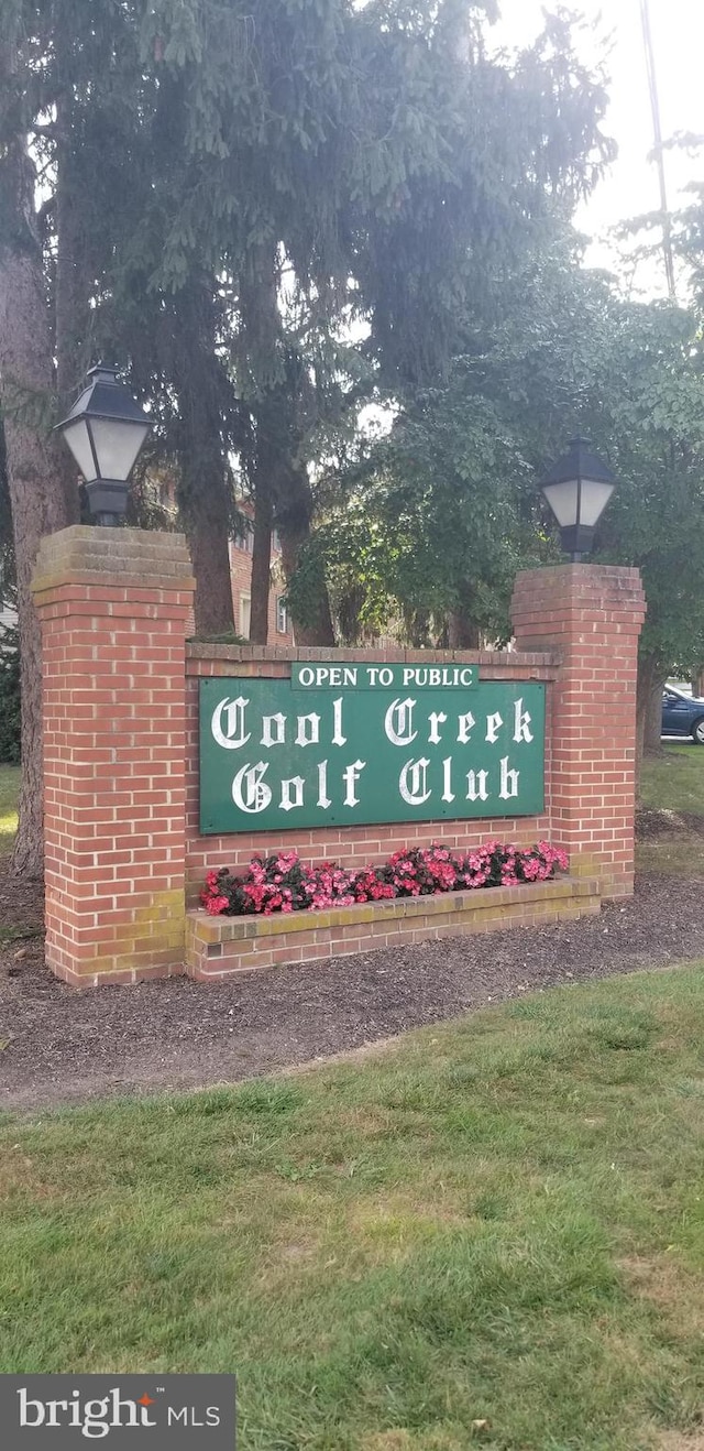 community / neighborhood sign featuring a lawn