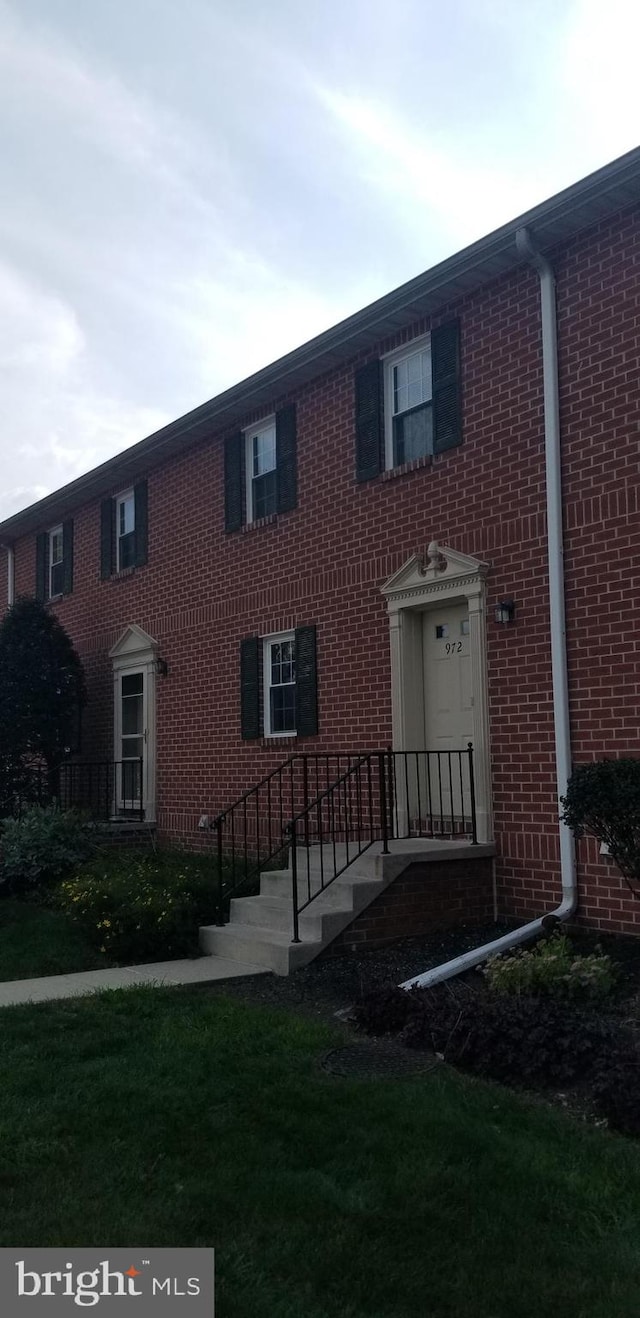 view of front facade with a front lawn