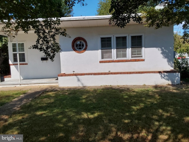 view of front of property featuring a front lawn