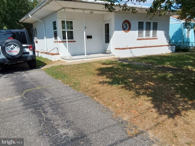 view of front of house featuring a front yard