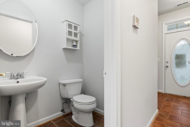 bathroom featuring sink and toilet