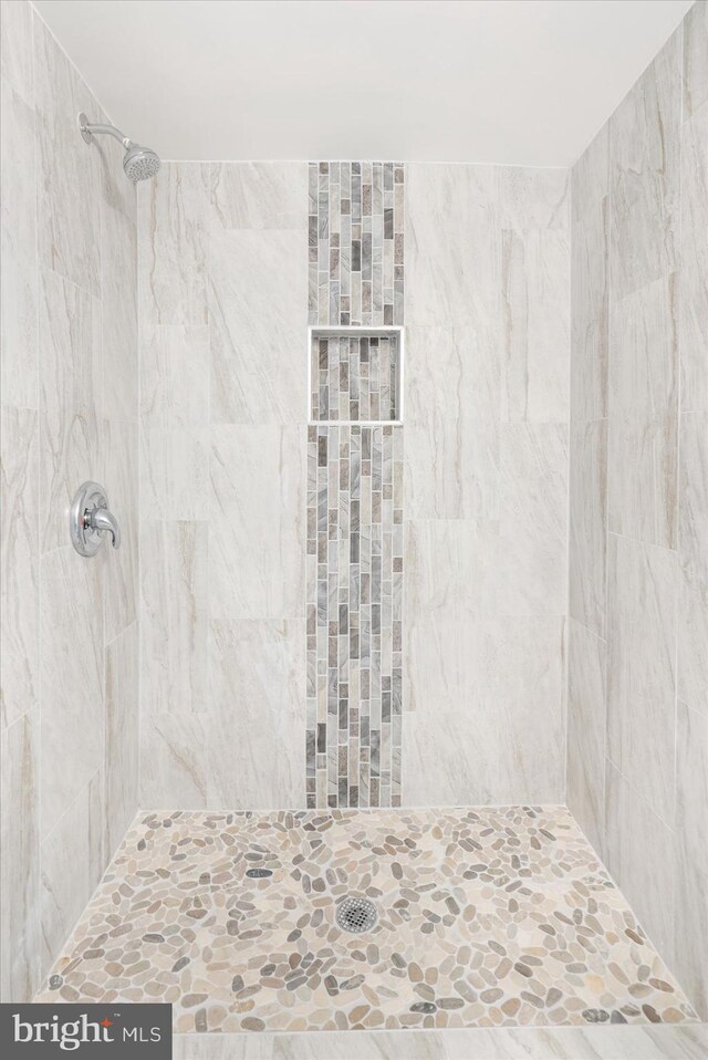 bathroom featuring a tile shower