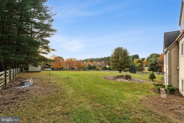 view of yard featuring a shed