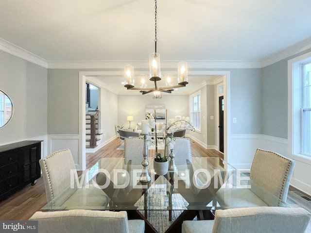 dining area featuring crown molding, light hardwood / wood-style flooring, and a chandelier