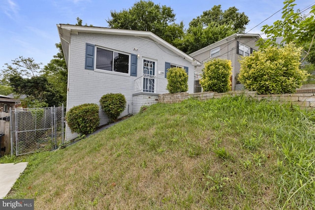 view of front of property featuring a front yard