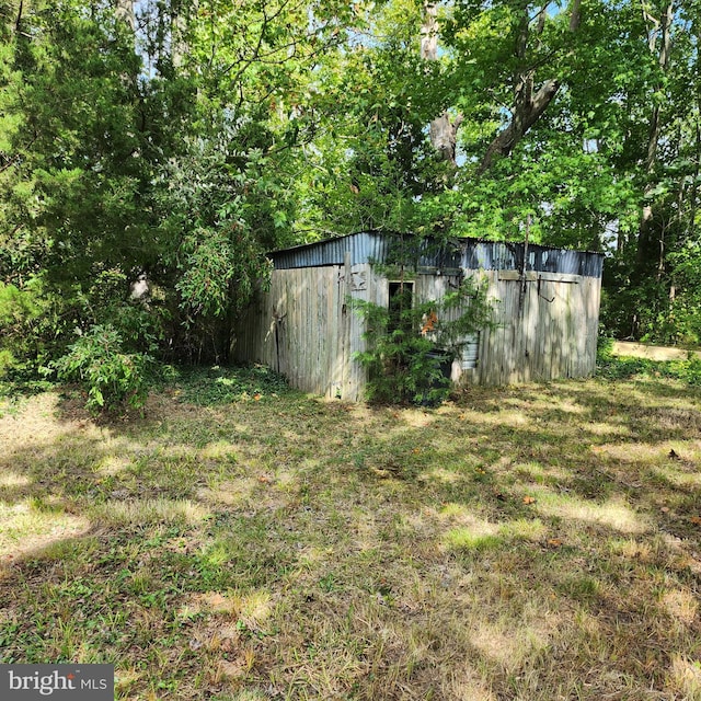 view of yard with an outbuilding