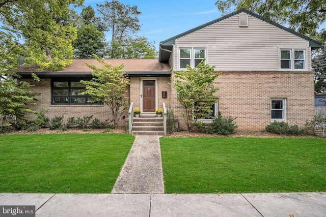 view of front of house with a front lawn