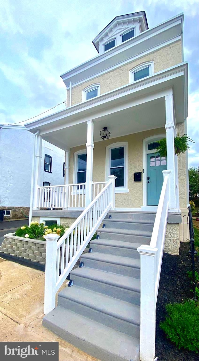 view of front of home featuring a porch