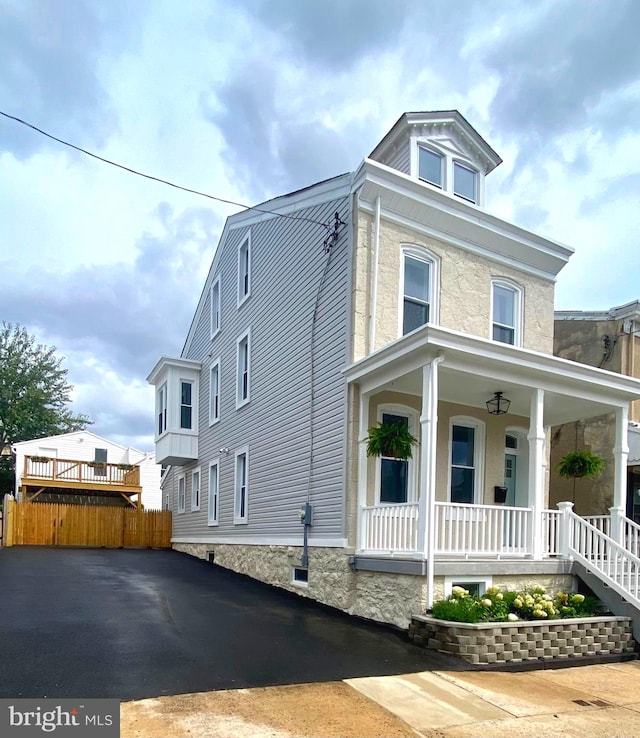 view of front of house featuring a porch