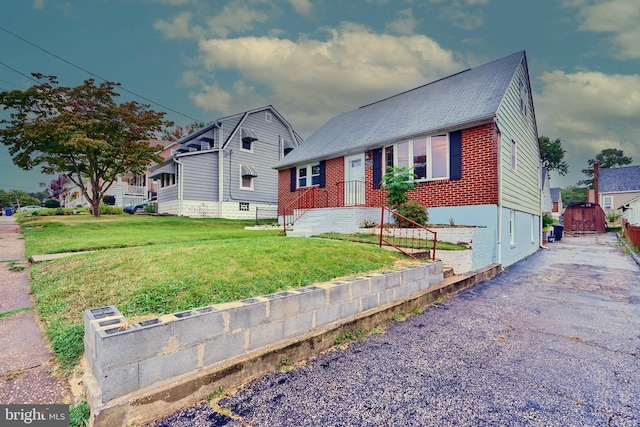 view of front of home with a front lawn