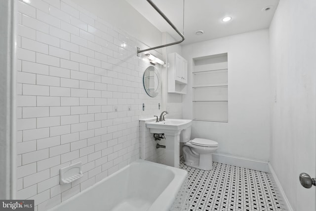 bathroom with tiled shower / bath and toilet