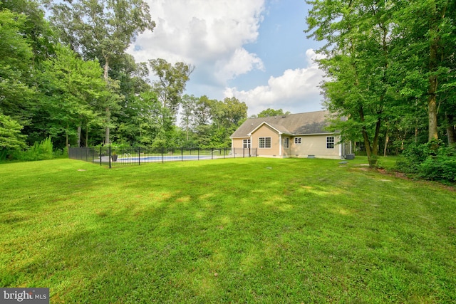 view of yard with a pool